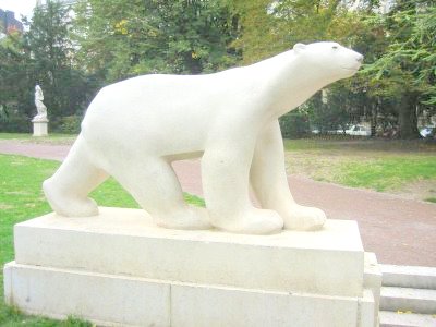 Dijon's Pompom Polar Bear (Ours Blanc).